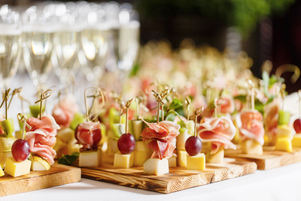 Beispiel eines Snack-Buffets mit Käse und Trauben